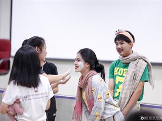 หน่วยกิจการนิสิตและทำนุบำรุงศิลปวัฒนธรรม,พร้อมด้วยสโมสรนิสิต,และชมรมสืบสายถิ่นแผ่นดินล้านนา,คณะรัฐศาสตร์และสังคมศาสตร์,มหาวิทยาลัยพะเยา,ร่วมกันจัดโครงการทำนุบำรุงศิลปวัฒนธรรม,และกิจกรรมต้อนรับนิสิตใหม่