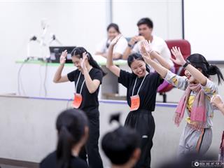 หน่วยกิจการนิสิตและทำนุบำรุงศิลปวัฒนธรรม,พร้อมด้วยสโมสรนิสิต,และชมรมสืบสายถิ่นแผ่นดินล้านนา,คณะรัฐศาสตร์และสังคมศาสตร์,มหาวิทยาลัยพะเยา,ร่วมกันจัดโครงการทำนุบำรุงศิลปวัฒนธรรม,และกิจกรรมต้อนรับนิสิตใหม่