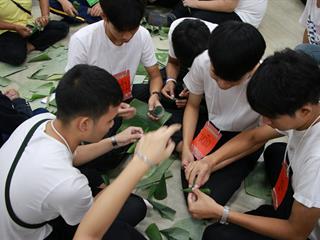 หน่วยกิจการนิสิตและทำนุบำรุงศิลปวัฒนธรรม,พร้อมด้วยสโมสรนิสิต,และชมรมสืบสายถิ่นแผ่นดินล้านนา,คณะรัฐศาสตร์และสังคมศาสตร์,มหาวิทยาลัยพะเยา,ร่วมกันจัดโครงการทำนุบำรุงศิลปวัฒนธรรม,และกิจกรรมต้อนรับนิสิตใหม่