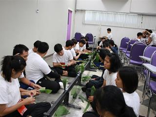 หน่วยกิจการนิสิตและทำนุบำรุงศิลปวัฒนธรรม,พร้อมด้วยสโมสรนิสิต,และชมรมสืบสายถิ่นแผ่นดินล้านนา,คณะรัฐศาสตร์และสังคมศาสตร์,มหาวิทยาลัยพะเยา,ร่วมกันจัดโครงการทำนุบำรุงศิลปวัฒนธรรม,และกิจกรรมต้อนรับนิสิตใหม่