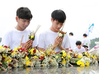 หน่วยกิจการนิสิตและทำนุบำรุงศิลปวัฒนธรรม,พร้อมด้วยสโมสรนิสิต,และชมรมสืบสายถิ่นแผ่นดินล้านนา,คณะรัฐศาสตร์และสังคมศาสตร์,มหาวิทยาลัยพะเยา,ร่วมกันจัดโครงการทำนุบำรุงศิลปวัฒนธรรม,และกิจกรรมต้อนรับนิสิตใหม่