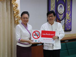 กองกิจการนิสิต,มอบป้าย,“คณะปลอดบุหรี่”