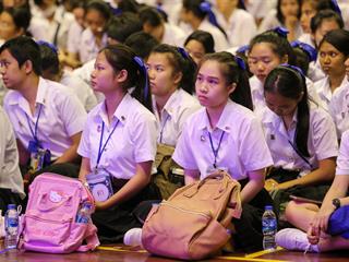 ปฐมนิเทศนิสิตใหม่,ม.พะเยา,แจกร่มและถุงผ้าลดโลกร้อนสนองนโยบาย,UP,Green