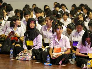 ปฐมนิเทศนิสิตใหม่,ม.พะเยา,แจกร่มและถุงผ้าลดโลกร้อนสนองนโยบาย,UP,Green