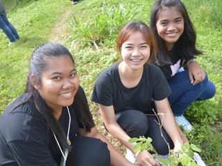 กิจกรรมรับน้องแบบสร้างสรรค์,พัฒนาพื้นที่,โดยร่วมกันปลูกต้นไม้,รอบบริเวณวิทยาลัยพลังงานและสิ่งแวดล้อม