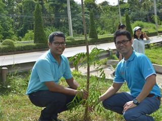 กิจกรรมรับน้องแบบสร้างสรรค์,พัฒนาพื้นที่,โดยร่วมกันปลูกต้นไม้,รอบบริเวณวิทยาลัยพลังงานและสิ่งแวดล้อม