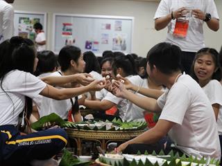 หน่วยกิจการนิสิตและทำนุบำรุงศิลปวัฒนธรรม,พร้อมด้วยสโมสรนิสิตฯ,คณะรัฐศาสตร์และสังคมศาสตร์,มหาวิทยาลัยพะเยา,ร่วมกันจัดกิจกรรม,“,ฮับขวัญน้องหล้า,นักพัฒนานักปกครอง,2561,กิ๋นหอมต๋อมม่วน,ฉลองขวัญช่อใหม่,”