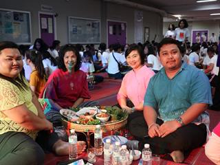 หน่วยกิจการนิสิตและทำนุบำรุงศิลปวัฒนธรรม,พร้อมด้วยสโมสรนิสิตฯ,คณะรัฐศาสตร์และสังคมศาสตร์,มหาวิทยาลัยพะเยา,ร่วมกันจัดกิจกรรม,“,ฮับขวัญน้องหล้า,นักพัฒนานักปกครอง,2561,กิ๋นหอมต๋อมม่วน,ฉลองขวัญช่อใหม่,”