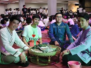 หน่วยกิจการนิสิตและทำนุบำรุงศิลปวัฒนธรรม,พร้อมด้วยสโมสรนิสิตฯ,คณะรัฐศาสตร์และสังคมศาสตร์,มหาวิทยาลัยพะเยา,ร่วมกันจัดกิจกรรม,“,ฮับขวัญน้องหล้า,นักพัฒนานักปกครอง,2561,กิ๋นหอมต๋อมม่วน,ฉลองขวัญช่อใหม่,”