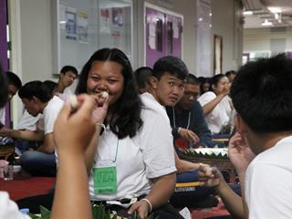หน่วยกิจการนิสิตและทำนุบำรุงศิลปวัฒนธรรม,พร้อมด้วยสโมสรนิสิตฯ,คณะรัฐศาสตร์และสังคมศาสตร์,มหาวิทยาลัยพะเยา,ร่วมกันจัดกิจกรรม,“,ฮับขวัญน้องหล้า,นักพัฒนานักปกครอง,2561,กิ๋นหอมต๋อมม่วน,ฉลองขวัญช่อใหม่,”