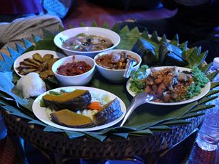 หน่วยกิจการนิสิตและทำนุบำรุงศิลปวัฒนธรรม,พร้อมด้วยสโมสรนิสิตฯ,คณะรัฐศาสตร์และสังคมศาสตร์,มหาวิทยาลัยพะเยา,ร่วมกันจัดกิจกรรม,“,ฮับขวัญน้องหล้า,นักพัฒนานักปกครอง,2561,กิ๋นหอมต๋อมม่วน,ฉลองขวัญช่อใหม่,”