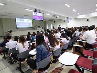คณะวิทยาการจัดการและสารสนเทศศาสตร์,มหาวิทยาลัยพะเยา,,ดำเนินโครงการสร้างนักบัญชีคุณภาพรุ่นใหม่ร่วมกับกรมพัฒนาธุรกิจการค้า,,(Young,&,Smart,Accountants)