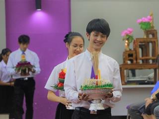คณะเทคโนโลยีสารสนเทศและการสื่อสาร,มหาวิทยาลัยพะเยา,จัดกิจกรรมไหว้ครู,,ประจำปีการศึกษา,2561,เพื่อให้นิสิตได้แสดงออกถึงความเคารพรักและระลึกถึงพระคุณของครูอาจารย์ที่ได้สั่งสอนให้ความรู้
