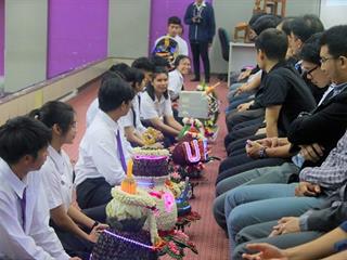 คณะเทคโนโลยีสารสนเทศและการสื่อสาร,มหาวิทยาลัยพะเยา,จัดกิจกรรมไหว้ครู,,ประจำปีการศึกษา,2561,เพื่อให้นิสิตได้แสดงออกถึงความเคารพรักและระลึกถึงพระคุณของครูอาจารย์ที่ได้สั่งสอนให้ความรู้