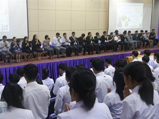 คณะเทคโนโลยีสารสนเทศและการสื่อสาร,มหาวิทยาลัยพะเยา,จัดกิจกรรมไหว้ครู,,ประจำปีการศึกษา,2561,เพื่อให้นิสิตได้แสดงออกถึงความเคารพรักและระลึกถึงพระคุณของครูอาจารย์ที่ได้สั่งสอนให้ความรู้