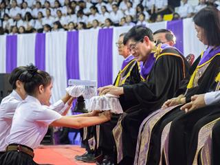 คณะศิลปศาสตร์,เข้าร่วมพิธีไหว้ครูและมอบรางวัลนิสิตเกียรติยศ,,ประจำปีการศึกษา,2561,ณ,อาคารสงวนเสริมศรี,มหาวิทยาลัยพะเยา