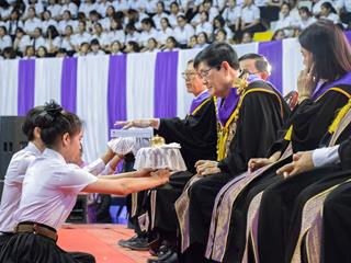 คณะศิลปศาสตร์,เข้าร่วมพิธีไหว้ครูและมอบรางวัลนิสิตเกียรติยศ,,ประจำปีการศึกษา,2561,ณ,อาคารสงวนเสริมศรี,มหาวิทยาลัยพะเยา