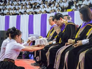 คณะศิลปศาสตร์,เข้าร่วมพิธีไหว้ครูและมอบรางวัลนิสิตเกียรติยศ,,ประจำปีการศึกษา,2561,ณ,อาคารสงวนเสริมศรี,มหาวิทยาลัยพะเยา