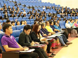 สาขาวิชาการท่องเที่ยว,คณะวิทยาการจัดการและสารสนเทศศาสตร์,มหาวิทยาลัยพะเยา,จัดกิจกรรมการบรรยายพิเศษในหัวข้อ,“โฉมหน้าใหม่ของการท่องเที่ยว,โอกาส,วิกฤต,ประสิทธิภาพ,และความเป็นธรรม”,และ,“สรุปเปรียบเทียบศักยภาพ,8,จังหวัดภาคเหนือตอนบน