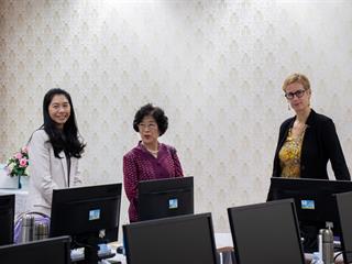 คณะศิลปศาสตร์,มหาวิทยาลัยพะเยา,ให้การต้อนรับ,Mrs.,Caroline,Schmitt,,ผู้ช่วยทูตฝ่ายความร่วมมือทางการศึกษาและภาษาศาสตร์,ประจำสถานทูตฝรั่งเศส,ประเทศไทย