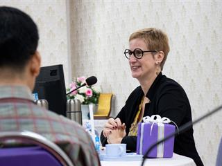 คณะศิลปศาสตร์,มหาวิทยาลัยพะเยา,ให้การต้อนรับ,Mrs.,Caroline,Schmitt,,ผู้ช่วยทูตฝ่ายความร่วมมือทางการศึกษาและภาษาศาสตร์,ประจำสถานทูตฝรั่งเศส,ประเทศไทย