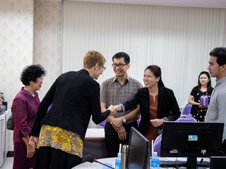 คณะศิลปศาสตร์,มหาวิทยาลัยพะเยา,ให้การต้อนรับ,Mrs.,Caroline,Schmitt,,ผู้ช่วยทูตฝ่ายความร่วมมือทางการศึกษาและภาษาศาสตร์,ประจำสถานทูตฝรั่งเศส,ประเทศไทย