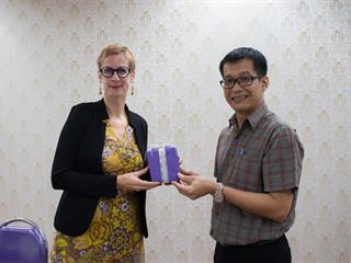 คณะศิลปศาสตร์,มหาวิทยาลัยพะเยา,ให้การต้อนรับ,Mrs.,Caroline,Schmitt,,ผู้ช่วยทูตฝ่ายความร่วมมือทางการศึกษาและภาษาศาสตร์,ประจำสถานทูตฝรั่งเศส,ประเทศไทย