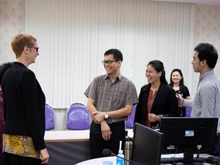 คณะศิลปศาสตร์,มหาวิทยาลัยพะเยา,ให้การต้อนรับ,Mrs.,Caroline,Schmitt,,ผู้ช่วยทูตฝ่ายความร่วมมือทางการศึกษาและภาษาศาสตร์,ประจำสถานทูตฝรั่งเศส,ประเทศไทย