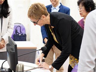คณะศิลปศาสตร์,มหาวิทยาลัยพะเยา,ให้การต้อนรับ,Mrs.,Caroline,Schmitt,,ผู้ช่วยทูตฝ่ายความร่วมมือทางการศึกษาและภาษาศาสตร์,ประจำสถานทูตฝรั่งเศส,ประเทศไทย