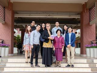 คณะศิลปศาสตร์,มหาวิทยาลัยพะเยา,ให้การต้อนรับ,Mrs.,Caroline,Schmitt,,ผู้ช่วยทูตฝ่ายความร่วมมือทางการศึกษาและภาษาศาสตร์,ประจำสถานทูตฝรั่งเศส,ประเทศไทย
