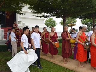 คณะรัฐศาสตร์และสังคมศาสตร์,มหาวิทยาลัยพะเยา,ร่วมประเพณีตักบาตรเทโวโรหณะ,เนื่องในวันมหาปวารณาออกพรรษา,ประจำปี,2561