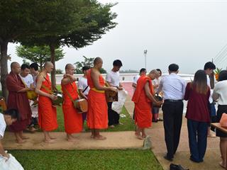 คณะรัฐศาสตร์และสังคมศาสตร์,มหาวิทยาลัยพะเยา,ร่วมประเพณีตักบาตรเทโวโรหณะ,เนื่องในวันมหาปวารณาออกพรรษา,ประจำปี,2561