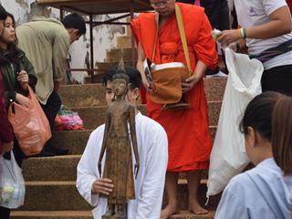 คณะรัฐศาสตร์และสังคมศาสตร์,มหาวิทยาลัยพะเยา,ร่วมประเพณีตักบาตรเทโวโรหณะ,เนื่องในวันมหาปวารณาออกพรรษา,ประจำปี,2561
