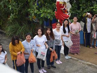 คณะรัฐศาสตร์และสังคมศาสตร์,มหาวิทยาลัยพะเยา,ร่วมประเพณีตักบาตรเทโวโรหณะ,เนื่องในวันมหาปวารณาออกพรรษา,ประจำปี,2561