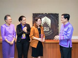 คณะศิลปศาสตร์,เข้ารับมอบโล่ประกาศเกียรติคุณ,หน่วยงานที่มีส่วนร่วมในการดำเนินโครงการ,,,,,,,,,,,,,,,,,,,,,,,,,,,,,,,,,,,,,มหาวิทยาลัยสีเขียว,(UP,Green,Heart),ดีเด่น,ระดับคณะ