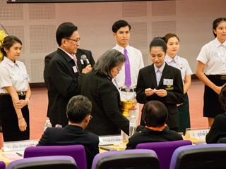 นิสิตสาขาวิชาภาษาไทย,คณะศิลปศาสตร์,มหาวิทยาลัยพะเยา,เข้าสู่รอบ,“ชิงชนะเลิศ”ระดับประเทศ,,การประกวด,“สุนทรพจน์อุดมศึกษา,เฉลิมพระเกียรติ,พระบรมราชจักรีวงศ์,ประจำปี,2561”,,ชิงถ้วยพระราชทานสมเด็จพระเจ้าอยู่หัว,มหาวชิราลงกรณ์,บดินทรเทพยวรางกูร