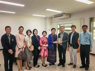 คณะรัฐศาสตร์และสังคมศาสตร์,มหาวิทยาลัยพะเยา,มอบช่อดอกไม้แสดงความยินดีกับรองศาสตราจารย์,ดร.สุภกร,พงศบางโพธิ์,ที่ได้รับแต่งตั้งให้ดำรงตำแหน่ง,รักษาการแทนอธิการบดี,มหาวิทยาลัยพะเยา