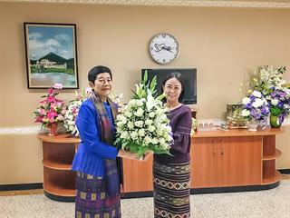คณะรัฐศาสตร์และสังคมศาสตร์,มหาวิทยาลัยพะเยา,มอบช่อดอกไม้แสดงความยินดีกับรองศาสตราจารย์,ดร.สุภกร,พงศบางโพธิ์,ที่ได้รับแต่งตั้งให้ดำรงตำแหน่ง,รักษาการแทนอธิการบดี,มหาวิทยาลัยพะเยา