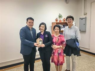 คณะรัฐศาสตร์และสังคมศาสตร์,มหาวิทยาลัยพะเยา,มอบช่อดอกไม้แสดงความยินดีกับรองศาสตราจารย์,ดร.สุภกร,พงศบางโพธิ์,ที่ได้รับแต่งตั้งให้ดำรงตำแหน่ง,รักษาการแทนอธิการบดี,มหาวิทยาลัยพะเยา