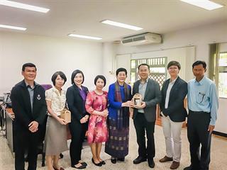 คณะรัฐศาสตร์และสังคมศาสตร์,มหาวิทยาลัยพะเยา,มอบช่อดอกไม้แสดงความยินดีกับรองศาสตราจารย์,ดร.สุภกร,พงศบางโพธิ์,ที่ได้รับแต่งตั้งให้ดำรงตำแหน่ง,รักษาการแทนอธิการบดี,มหาวิทยาลัยพะเยา
