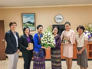 คณะรัฐศาสตร์และสังคมศาสตร์,มหาวิทยาลัยพะเยา,มอบช่อดอกไม้แสดงความยินดีกับรองศาสตราจารย์,ดร.สุภกร,พงศบางโพธิ์,ที่ได้รับแต่งตั้งให้ดำรงตำแหน่ง,รักษาการแทนอธิการบดี,มหาวิทยาลัยพะเยา