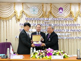 คณะทันตแพทยศาสตร์,มหาวิทยาลัยพะเยา,ทำบันทึกข้อตกลงความเข้าใจ,(MOU),ร่วมกับมหาวิทยาลัยนิงาตะประเทศญี่ปุ่น,เพื่อการแลกเปลี่ยนนิสิตนักศึกษา,ฝึกประสบการณ์ระดับปริญญาตรี,และแลกเปลี่ยนข้อมูลด้านการศึกษา,รวมถึงการทำวิจัยร่วมกัน