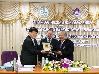 คณะทันตแพทยศาสตร์,มหาวิทยาลัยพะเยา,ทำบันทึกข้อตกลงความเข้าใจ,(MOU),ร่วมกับมหาวิทยาลัยนิงาตะประเทศญี่ปุ่น,เพื่อการแลกเปลี่ยนนิสิตนักศึกษา,ฝึกประสบการณ์ระดับปริญญาตรี,และแลกเปลี่ยนข้อมูลด้านการศึกษา,รวมถึงการทำวิจัยร่วมกัน