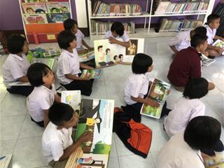 ศูนย์บรรณสารและสื่อการศึกษา,ร่วมกับคณะศิลปศาสตร์,มหาวิทยาลัยพะเยา,,,,,,,,,,,,,,,,,,,,,,,,,,,,,,,ลงพื้นที่ดำเนินโครงการ,“ปันรักห้องสมุดเพื่อการเรียนรู้,ปี,4”,,ณ,โรงเรียนตำรวจตระเวนชายแดนเบ็ตตี้ดูเมน,อำเภอปง,จังหวัดพะเยา