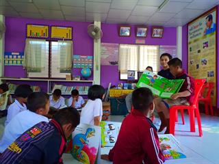ศูนย์บรรณสารและสื่อการศึกษา,ร่วมกับคณะศิลปศาสตร์,มหาวิทยาลัยพะเยา,,,,,,,,,,,,,,,,,,,,,,,,,,,,,,,ลงพื้นที่ดำเนินโครงการ,“ปันรักห้องสมุดเพื่อการเรียนรู้,ปี,4”,,ณ,โรงเรียนตำรวจตระเวนชายแดนเบ็ตตี้ดูเมน,อำเภอปง,จังหวัดพะเยา