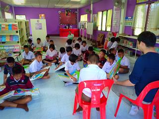 ศูนย์บรรณสารและสื่อการศึกษา,ร่วมกับคณะศิลปศาสตร์,มหาวิทยาลัยพะเยา,,,,,,,,,,,,,,,,,,,,,,,,,,,,,,,ลงพื้นที่ดำเนินโครงการ,“ปันรักห้องสมุดเพื่อการเรียนรู้,ปี,4”,,ณ,โรงเรียนตำรวจตระเวนชายแดนเบ็ตตี้ดูเมน,อำเภอปง,จังหวัดพะเยา