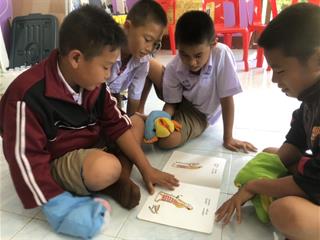 ศูนย์บรรณสารและสื่อการศึกษา,ร่วมกับคณะศิลปศาสตร์,มหาวิทยาลัยพะเยา,,,,,,,,,,,,,,,,,,,,,,,,,,,,,,,ลงพื้นที่ดำเนินโครงการ,“ปันรักห้องสมุดเพื่อการเรียนรู้,ปี,4”,,ณ,โรงเรียนตำรวจตระเวนชายแดนเบ็ตตี้ดูเมน,อำเภอปง,จังหวัดพะเยา