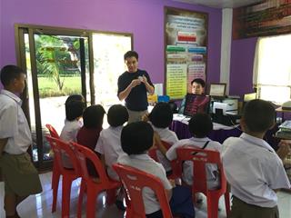 ศูนย์บรรณสารและสื่อการศึกษา,ร่วมกับคณะศิลปศาสตร์,มหาวิทยาลัยพะเยา,,,,,,,,,,,,,,,,,,,,,,,,,,,,,,,ลงพื้นที่ดำเนินโครงการ,“ปันรักห้องสมุดเพื่อการเรียนรู้,ปี,4”,,ณ,โรงเรียนตำรวจตระเวนชายแดนเบ็ตตี้ดูเมน,อำเภอปง,จังหวัดพะเยา