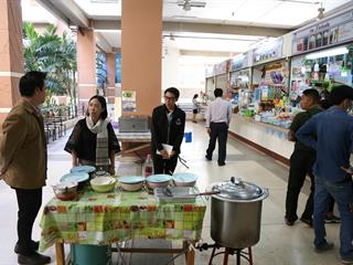 รักษาการแทนอธิการบดี,พร้อมคณะผู้บริหาร,ลงพื้นที่ตรวจโรงอาหาร,เพื่อสำรวจความเรียบร้อย,พร้อมเตรียมปรับปรุงภูมิทัศน์ให้สวยงามน่าอยู่ยิ่งขึ้น