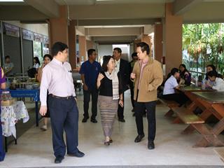 รักษาการแทนอธิการบดี,พร้อมคณะผู้บริหาร,ลงพื้นที่ตรวจโรงอาหาร,เพื่อสำรวจความเรียบร้อย,พร้อมเตรียมปรับปรุงภูมิทัศน์ให้สวยงามน่าอยู่ยิ่งขึ้น